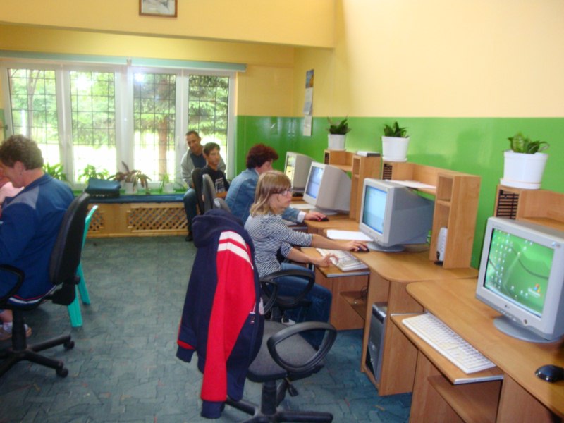Uczestnicy podczas zajęć komputerowych 3 z 3