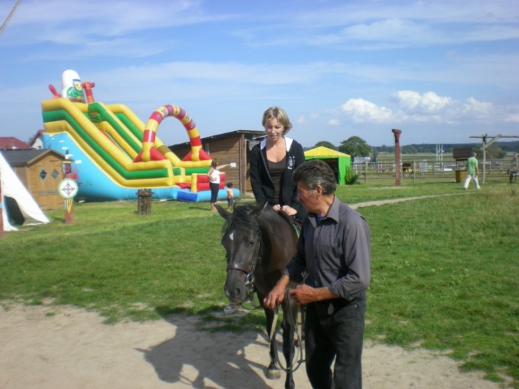 Uczesnicy podczas jazdy na koniu 14 z 14