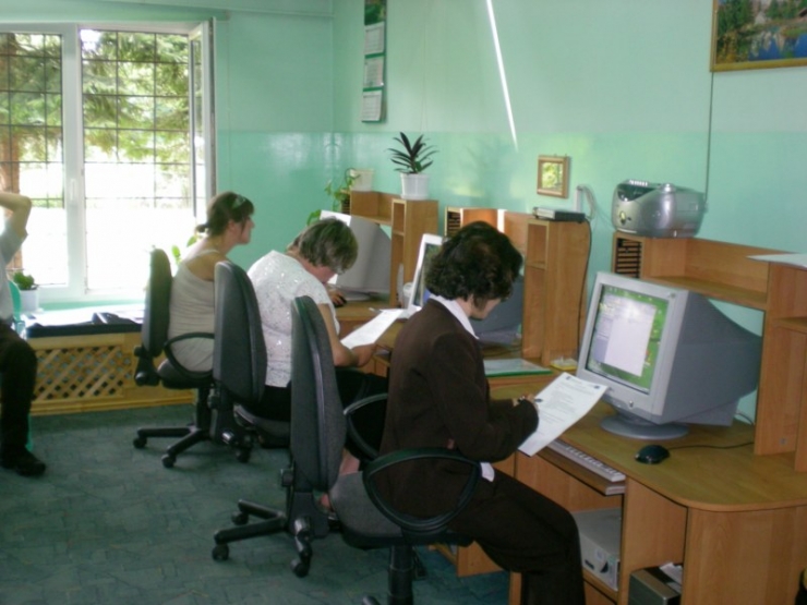 Uczestnicy podczas pracy przy komputerach 15 z 16