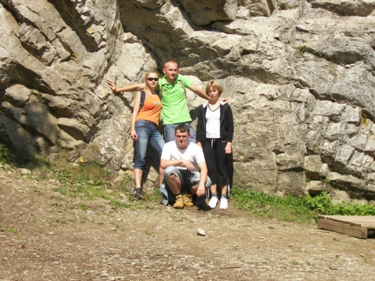 Czworo uczestników na tle skał